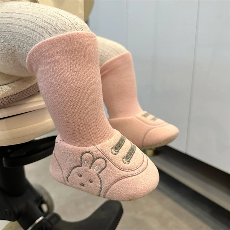 Meias Sapatinho Coelhinho Mágico – Conforto e Fofura para os Primeiros Passinhos